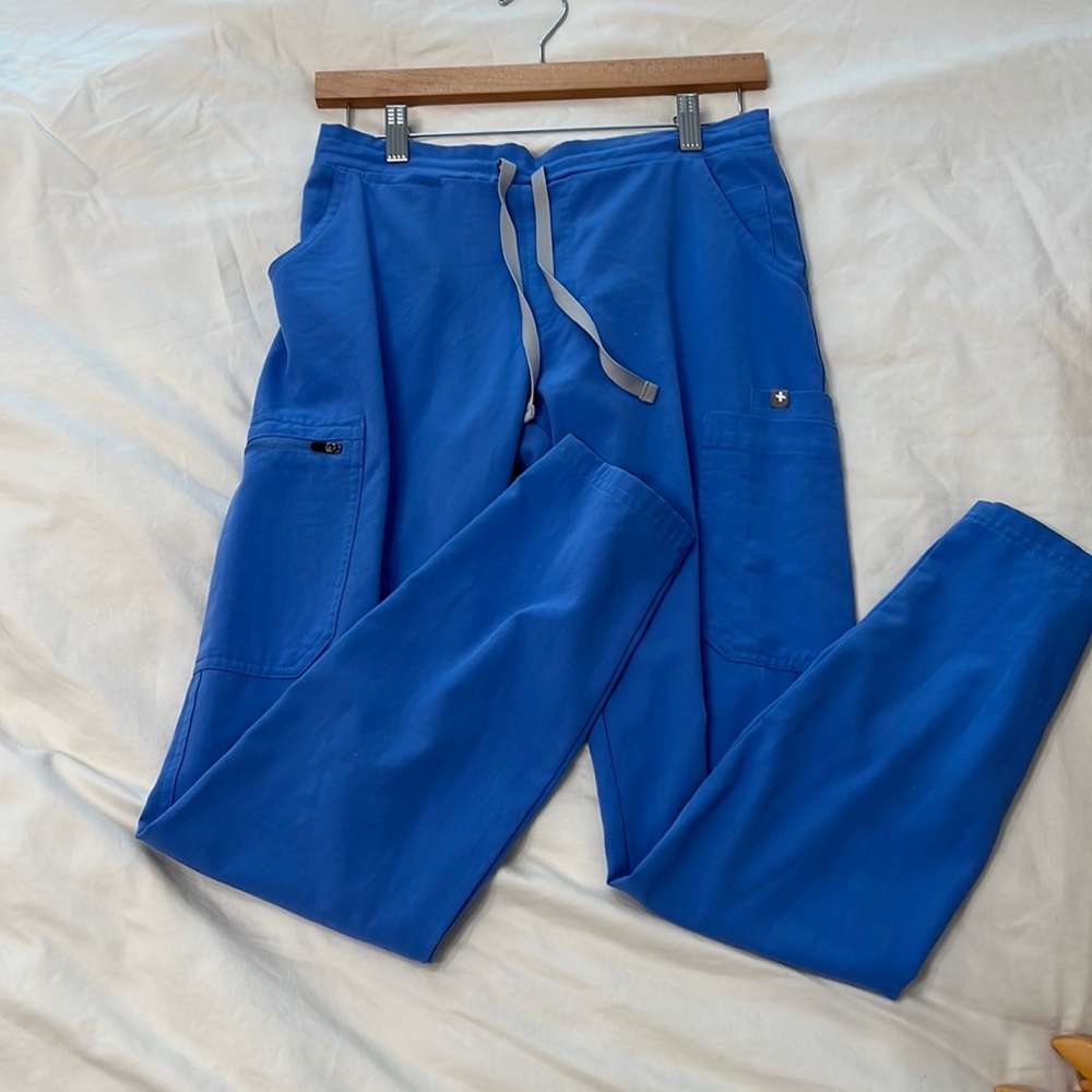 Yola Figs scrub pants in ceil blue